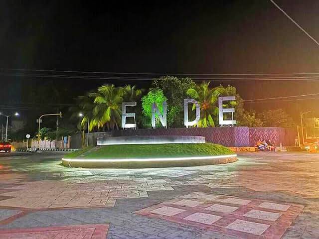 Tentang Ende